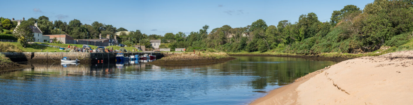 Brora / Szkocja - 26 sierpień 2019: Łodzie w dzień w Brora