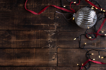 Fondo navideño con bola plateada y luces navideñas