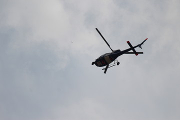 Fototapeta na wymiar hélicoptère sur le tour de france