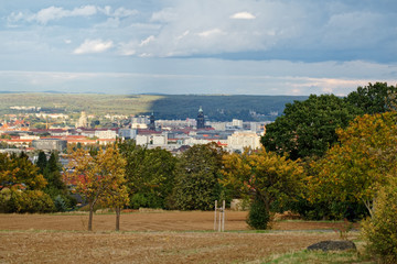 Blick über die City von Dresden aus südwestlicher Richtung mit Frauenkirche, Rathausturm, Waldschlösschenbrücke und anderen Sehenswürdigkeiten, Herbststimmung, ein Teil der Stadt liegt im Schatten