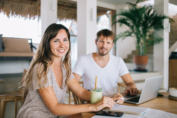 Obraz premium Young man and woman studying at home