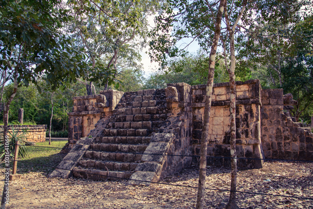 Wall mural Mexico, Chichen Itzá, Yucatán. Ruins of ancient observatory