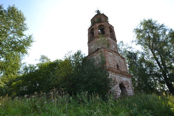 Fototapeta na wymiar dilapidated church Rubezhskaya of the icon of the Mother of God of Vladimir in the northern part of Usolye