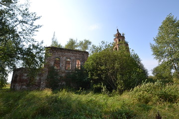 Fototapeta na wymiar Sunny day on Kama: the ruins of the Church of Our Lady of God (Vladimirskaya - Rubezhskaya) in Usolye