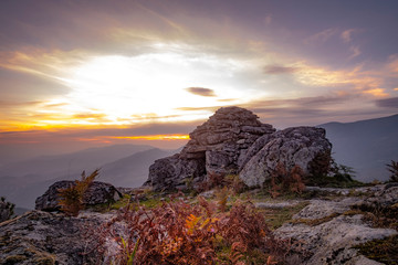 Cabana de pedra na montanha ao p&ocirc;r do sol