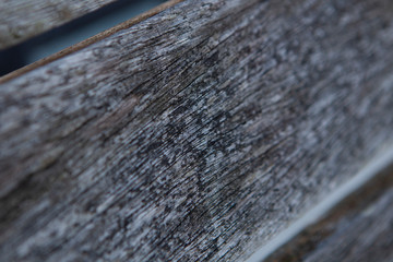 primer plano de banco de madera cuarteada por el paso del tiempo
