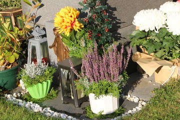 An einem Friedhof in Österreich, herbstliche Grabgestaltung mit Erika und Chrysanthemen