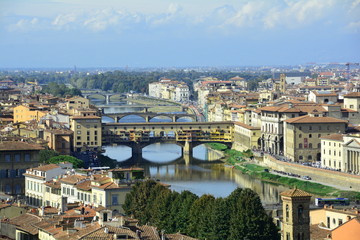 Fototapeta na wymiar The Ponte Vecchio bridge and the Arno river in Florence Italy