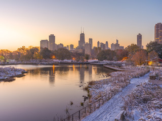 Obraz premium Chicago downtown skyline Lincoln Park sunrise morning pond snow