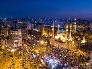 Fototapeta premium Powietrzne nocne ujęcie śródmieścia Bejrutu w Libanie podczas protestu przeciwko rządowi, rewolucji libańskiej