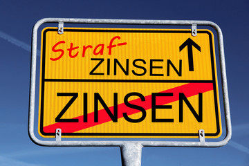 Schild Strafzinsen oder Minuszinsen der Banken auf private Konten