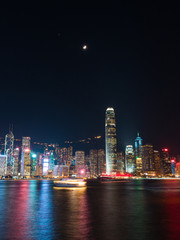 Obraz premium Skyline of Hong Kong Island at night with boat trails on Victoria Harbour.