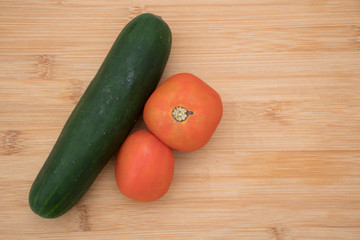 pepino y tomate sobre tabla tajados