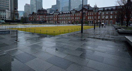 冬の雨の日の東京駅