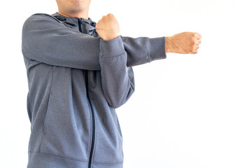 準備運動をしている灰色のジャージを着た男性