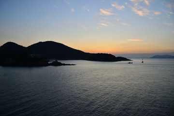 Obraz premium 鞆の浦夜明けと漁船