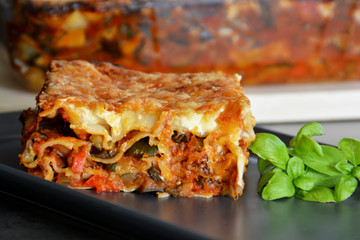 Frische hausgemachte vegetarische Lasagne gefüllt mit Zucchinis, Auberginen und Paprika, mit einer knusprigen Käsekruste