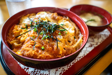 日本の食べ物　カツ丼