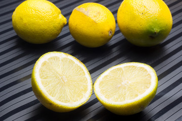Limones sobre fondo elegante con mucho color; el amarillo limón, piel con sabor