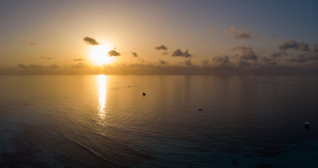 Mare e sole al tramonto vista dall'alto - Isola tropicale 
