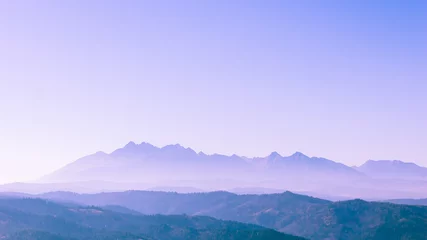 Türaufkleber Hellviolett Surreale Berglandschaft, lila neonblasse Berge und Himmel, kreatives Inspirationsnaturkonzept