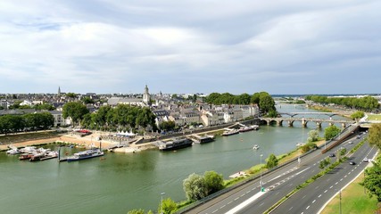 Obraz premium Le quartier de la ville d’Angers sur la rive droite du Maine 