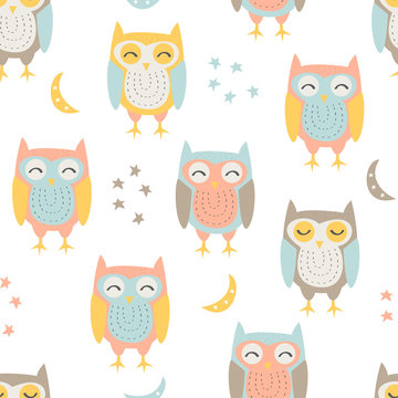 Hand drawn of cute owl with seamless pattern in the white backdrop