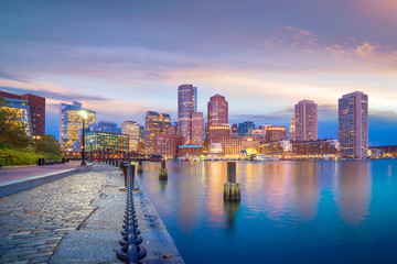 Fototapeta premium Boston Harbor i Financial District o zmierzchu, Massachusetts