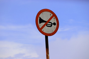 No horn sign board with blue sky background 