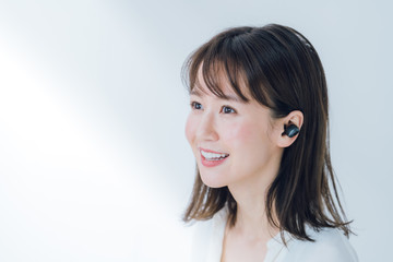 音楽を聴く女性