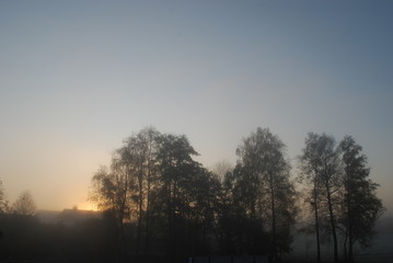 Fototapeta na wymiar nebliger Sonnenaufgang