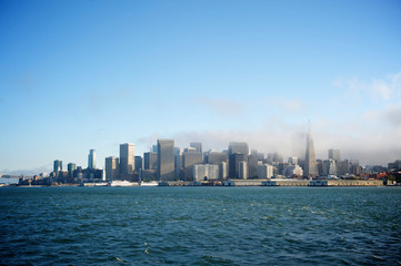 Naklejka premium Scenic daytime view of the city skyline of San Francisco with fog rolling in over the bay