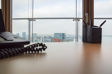 Blick aus einem Büro mit Telefon auf dem Schreibtisch