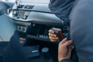 Car robber takes the wallet, stealing