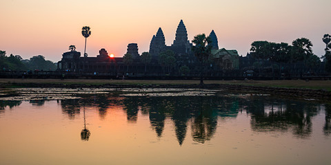Fototapeta na wymiar Angkor Sunrise