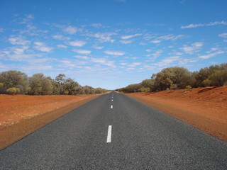 Asphaltstrasse durch die Outback Wüste Australiens