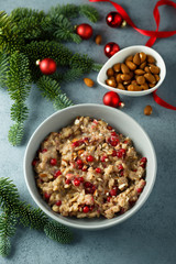 Oatmeal porridge with almond and berries