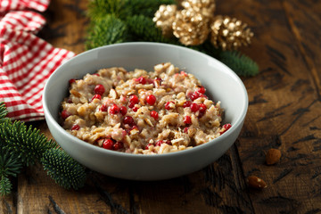 Oatmeal porridge with almond and berries