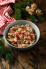 Oatmeal porridge with almond and berries