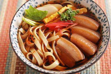 沖縄伝統料理の三枚肉そば