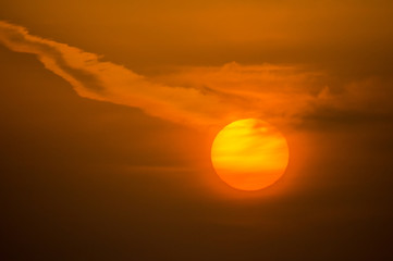 Fototapeta na wymiar 雲をなびかす朝の太陽DSC0633
