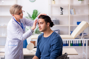 Obraz premium Young patient visiting doctor in hospital