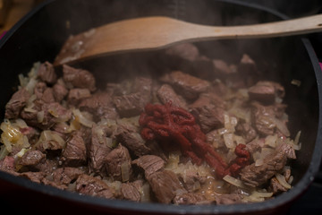 Gulasch zubereiten in einem Bräter