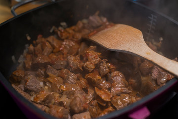 Gulasch zubereiten in einem Bräter