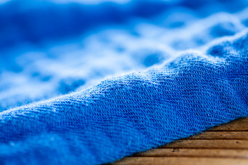 きれいな青色のガーゼ素材のアップと木の背景