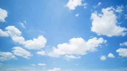 Tuinposter heldere blauwe hemelachtergrond, wolken met achtergrond. © pinglabel