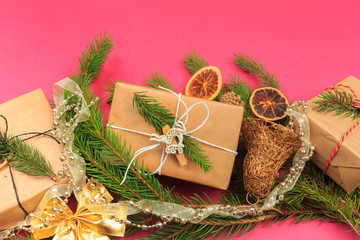 Obraz premium Christmas border. Christmas gifts, fir branches on color background. Flat lay, top view, copy space - Image