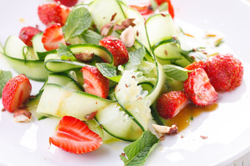 light summer detox salad with strawberries, cucumber, nuts and flax seeds