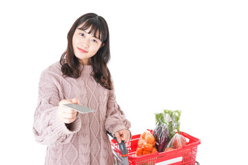 スーパーでキャッシュレス決済をする若い女性