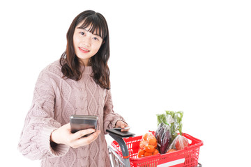 スーパーでキャッシュレス決済をする若い女性